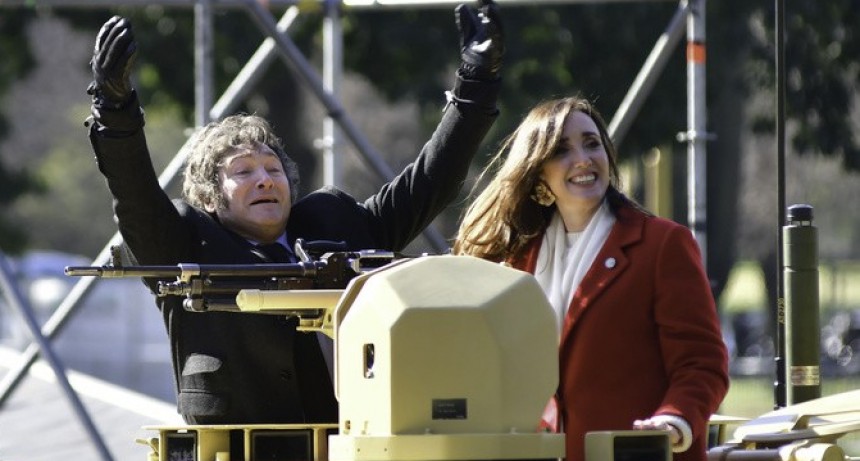 RADIOKTUBRE INFO……..  La motosierra llegó al desfile militar del 9 de julio  …… Por Simòn Suarez