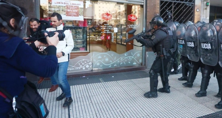 RADIOKTUBRE INFO……..   Así un policía le disparó a un periodista en vivo en plena protesta de jubilados en Congreso …… Por Simòn Suarez