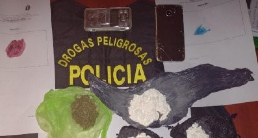 RADIOKUBRE INFO…- Villa Ángela: allanaron dos viviendas donde secuestraron armas, drogas y dinero en efectivo- -Por  SimónSuárez..Ver mas