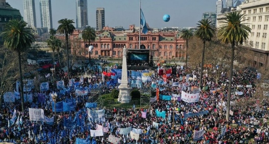 RADIOKUBRE INFO…- Día de San Cayetano: los movimientos sociales marcharon a Plaza de Mayo -Por  SimónSuárez Ver mas
