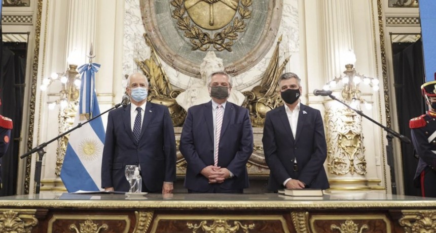 RADIOKUBRE INFO…- El Presidente tomó juramento a los nuevos ministros Taiana y Zabaleta..-Por  SimónSuárez Ver mas