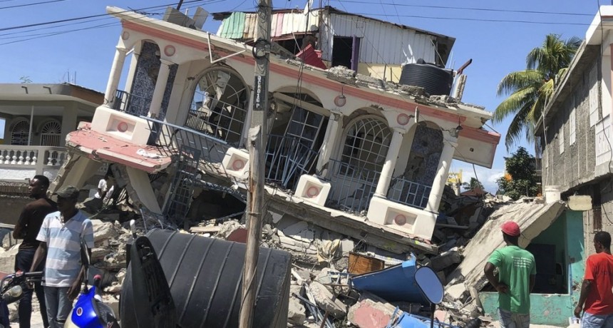RADIOKUBRE INFO…- Terremoto en Haití: 1.297 muertos y cientos de personas atrapadas entre los escombros..-Por  SimónSuárez Ver mas
