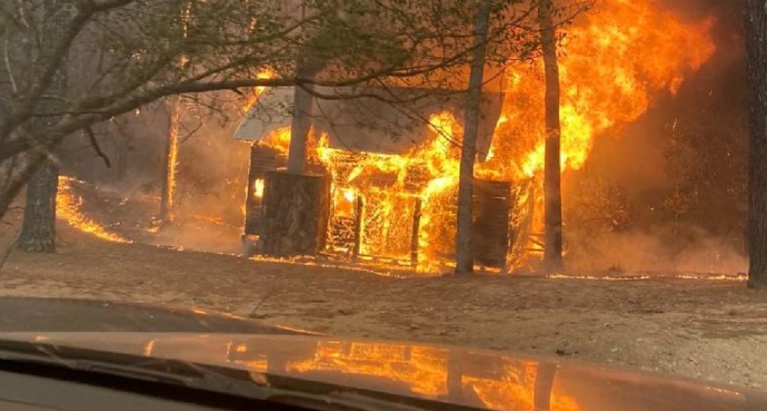 RADIOKUBRE INFO…- Dos focos de incendio arrasaron montes, casas y cabañas en Calamuchita.-Por  SimónSuárez Ver mas
