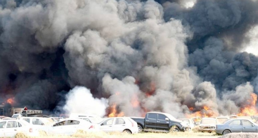 RADIOKUBRE INFO…-Una irresponsabilidad habría originado el voraz incendio que destruyó más de cien vehículos..-Por  SimónSuárez Ver mas