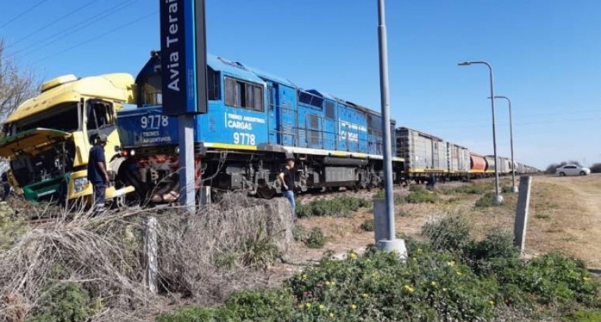 RADIOKUBRE INFO…- Impactante choque entre un tren carguero y un camión..-Por  SimónSuárez Ver mas…
