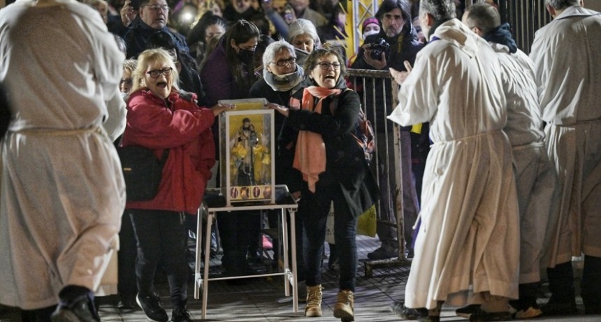 RADIOKTUBRE INFO..- Miles de fieles se congregan en el santuario de San Cayetano  -Por Simón Suarez..Ver mas..	