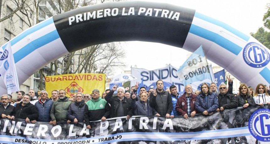 RADIOKTUBRE INFO..- Centrales obreras y movimientos sociales marcharon y reclamaron por un nuevo contrato colectivo  -Por Simón Suarez..Ver mas..