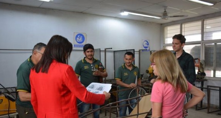 RADIOKTUBRE INFO..- HISTÓRICO!!!ORGULLO SYLVINENSE ESTUDIANTES DISEÑAN AUTO ELÉCTRICO  -Por Simón Suarez..Ver mas..	