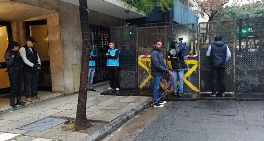 RADIOKTUBRE INFO..- El gobierno porteño dispuso un vallado perimetral en la casa de la Vicepresidenta  -Por Simón Suarez..Ver mas..	
