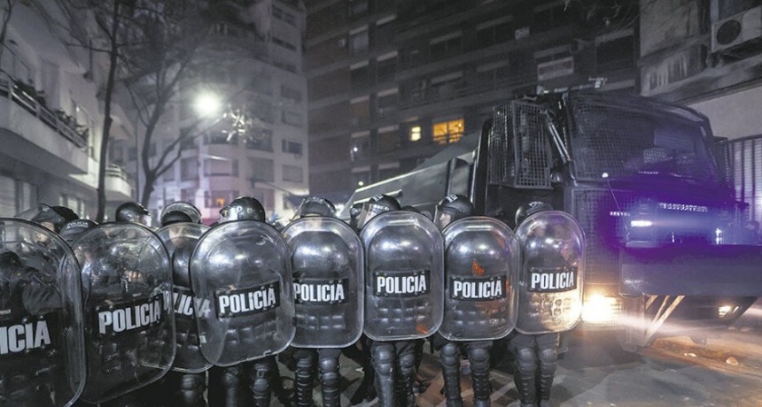 RADIOKTUBRE INFO..-  La Justicia ordenó que cese el operativo policial en la casa de Cristina Kirchner -Por Simón Suarez..Ver mas..	