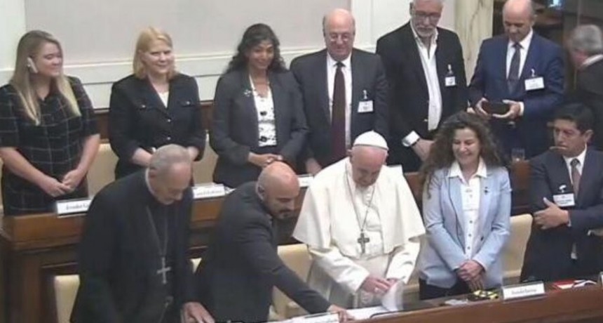 RADIOOKTUBRE INFO  ....¡¿QUE BUSCA ELPAPA CON LA DESIGNACIÓN DE ZAFARONI Y EL JUEZ ANGEL GALLARDO EN EL VATICANO ...Por simón Suarez Ver mas..