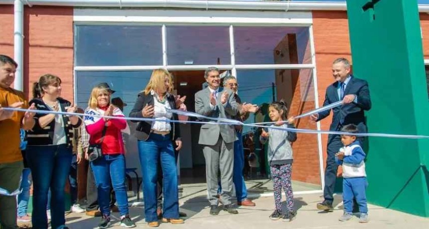 RADIOKTUBRE INFO….  El Gobernador inauguró obras educativas y sanitarias en Napenay: 