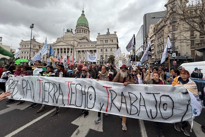 RADIOKTUBRE INFO……..  EL GOBIERNO ESTÁ EN GUERRA CON LOS TRAAJADORES  …… Por Simòn Suarez