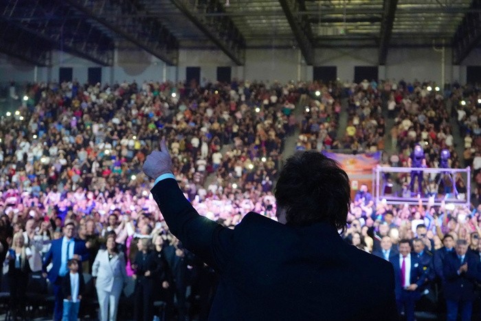 RADIOKTUBRE INFO…….. Milei preocupado llega a La Plata   …… Por Simòn Suarez