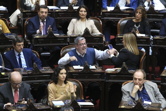 RADIOKTUBRE INFO……..  LA OPOSICIÓN PONE CONTRA LAS CUERDAS A UN GOBIERNO ACUSADO DE COIMAS  …… Por Simòn Suarez