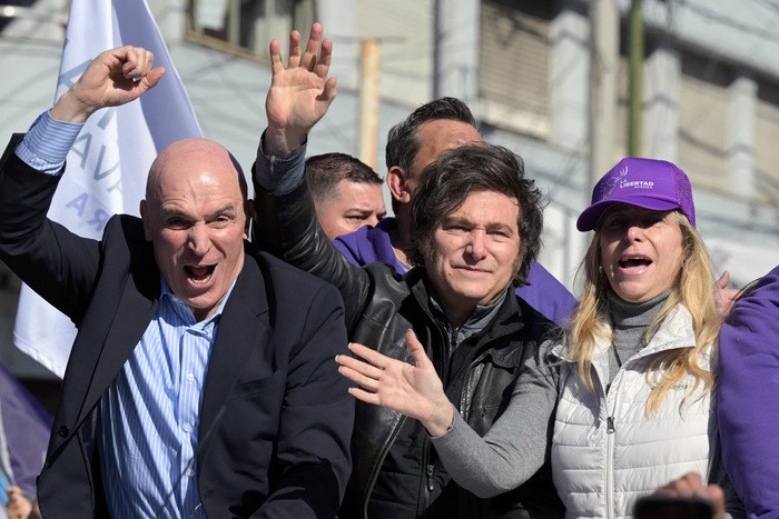 RADIOKTUBRE INFO……..  CARAVANA FRUSTRADA DE MILEI  …… Por Simòn Suarez