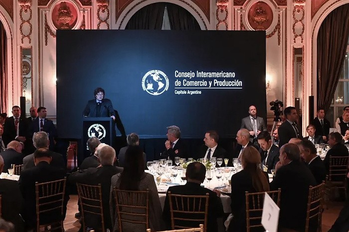 RADIOKTUBRE INFO……..  Preocupado por las coimas de Andis, Milei acusa a la 