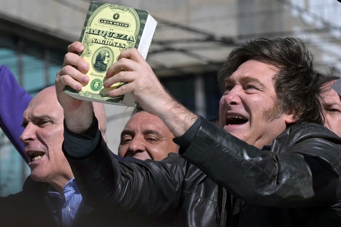 - RADIOKTUBRE INFO…….. INDIGNACIÓN DE VICTOR HUGO POR LAS COIMAS EN EL ANDIS   …… Por Simòn Suarez