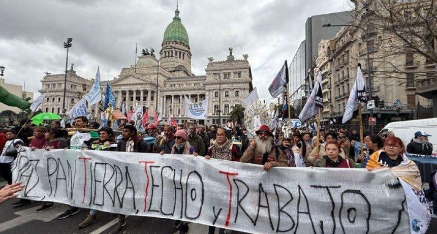RADIOKTUBRE INFO……..  EL GOBIERNO ESTÁ EN GUERRA CON LOS TRAAJADORES  …… Por Simòn Suarez