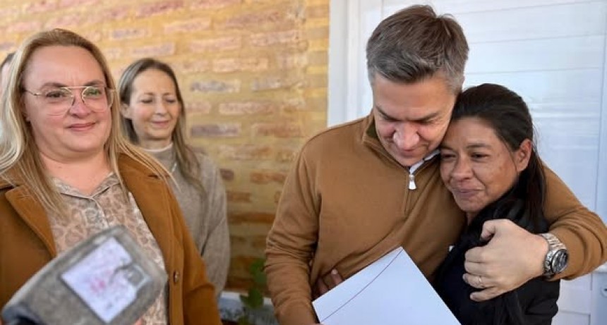 RADIOKTUBRE INFO……..EL GOBERNADOR SDERO ENTREGÓ VIVIENDAS     …… Por Simòn Suarez