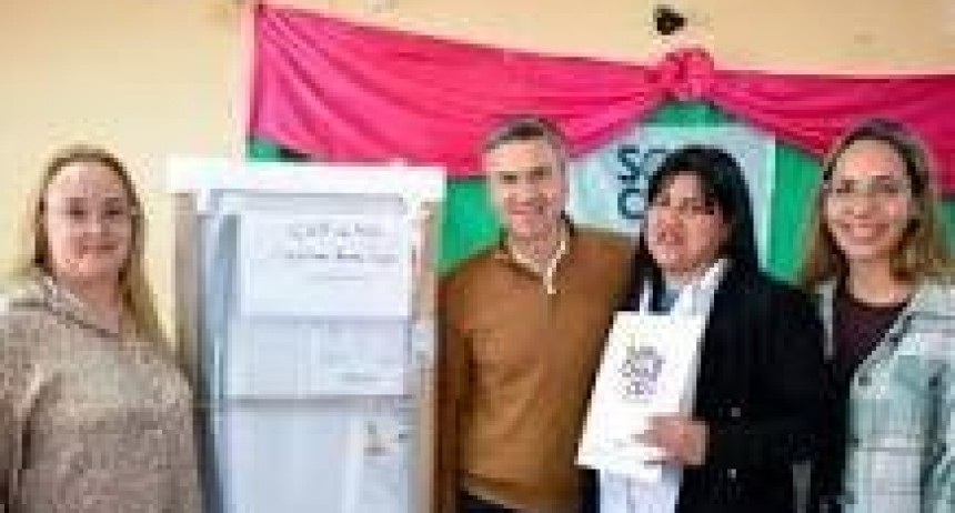 RADIOKTUBRE INFO…….. EL GOBIERNO DEL CHACO ENTREGA ELEMENTOS A INSTITUCIONES   …… Por Simòn Suarez