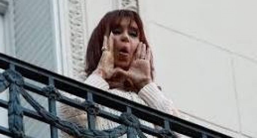 RADIOKTUBRE INFO……..  CRISTINA KIERCHNER CRUZÓ A MILEI POR LAS COIMAS  …… Por Simòn Suarez