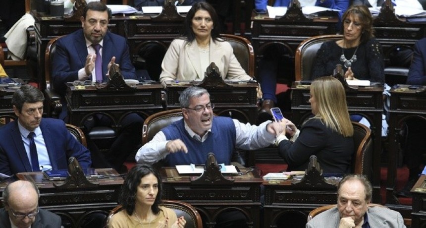 RADIOKTUBRE INFO……..  LA OPOSICIÓN PONE CONTRA LAS CUERDAS A UN GOBIERNO ACUSADO DE COIMAS  …… Por Simòn Suarez