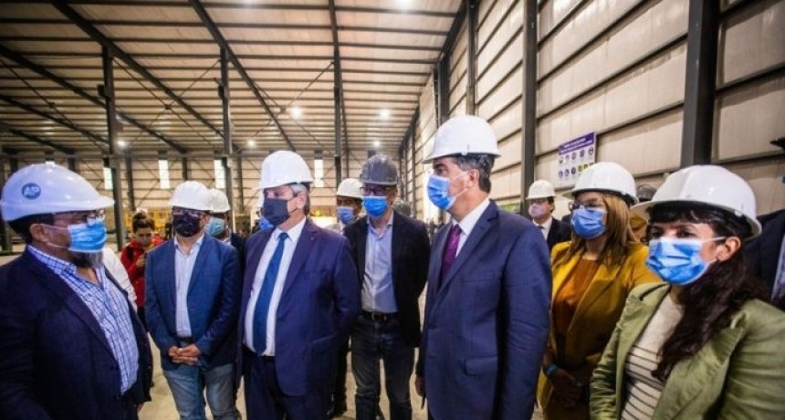 RADIOKUBRE INFO…- Alberto Fernández y Jorge Capitanich encabezaron el acto por el Día de la Industria y recorrieron muestra de producciones chaqueñas-Por  SimónSuárez Ver mas…