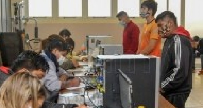 RADIOKUBRE INFO…- Catorce listas compiten en Chaco en las primarias del domingo..-Por  SimónSuárez Ver mas…