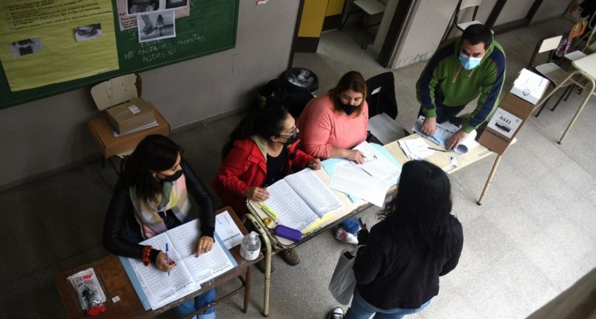 RADIOKUBRE INFO…- Se registró la más baja participación de ciudadanos en las urnas-Por  SimónSuárez Ver mas…