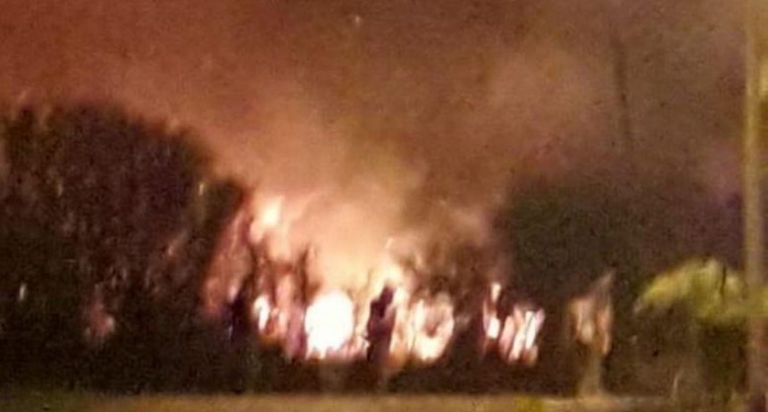 RADIOKUBRE INFO…- Voraz incendio en el barrio Felipe Gallardo: las llamas se acercaron a las viviendas.-Por  SimónSuárez Ver mas…