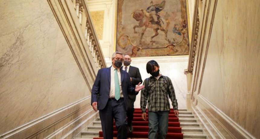 RADIOKUBRE INFO…-El presidente recibió en Casa Rosada al joven wichi nominado por la Unesco: “Sos un ejemplo” -Por  SimónSuárez Ver mas…