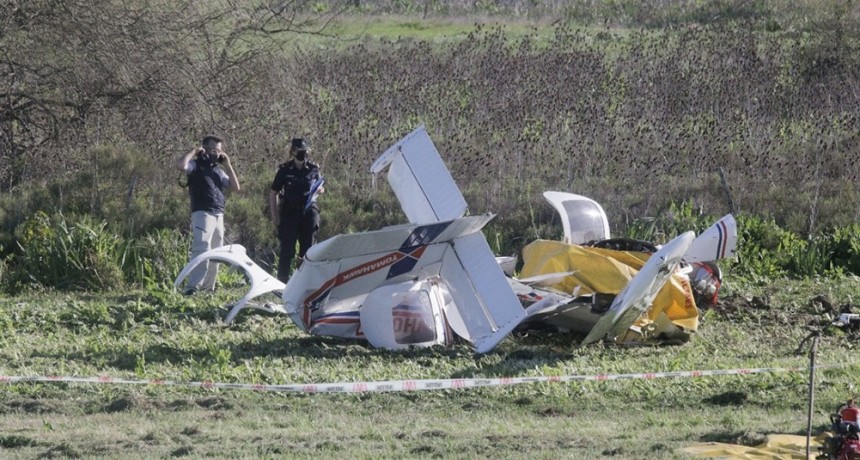 RADIOKUBRE INFO…- Un instructor de vuelo y su alumno murieron al caer una avioneta en Berazategui.-Por  SimónSuárez Ver mas…