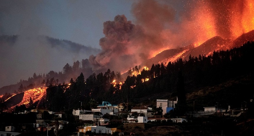 RADIOKUBRE INFO…-La lava del volcán de La Palma entró en contacto con el mar. -Por  SimónSuárez Ver mas…