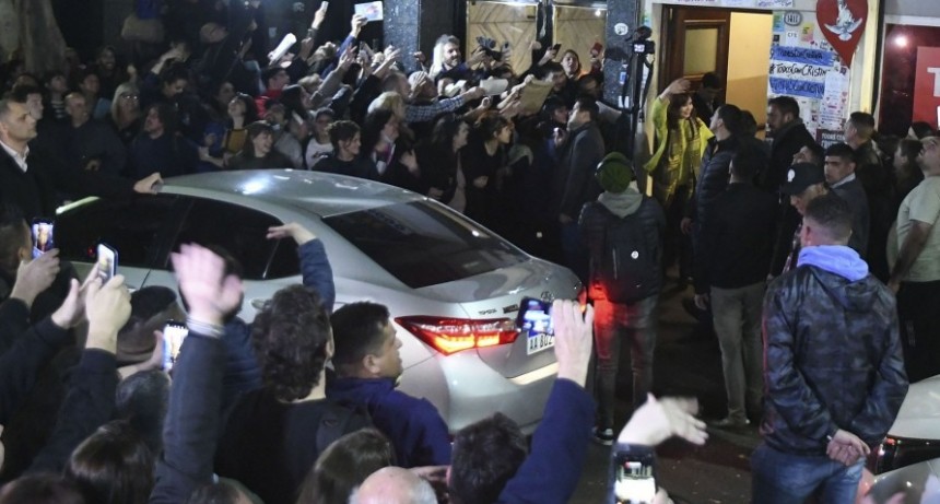 RADIOKTUBRE INFO..- Se cumple el décimo día de vigilia frente a la casa de Cristina  -Por Simón Suarez..Ver mas..	