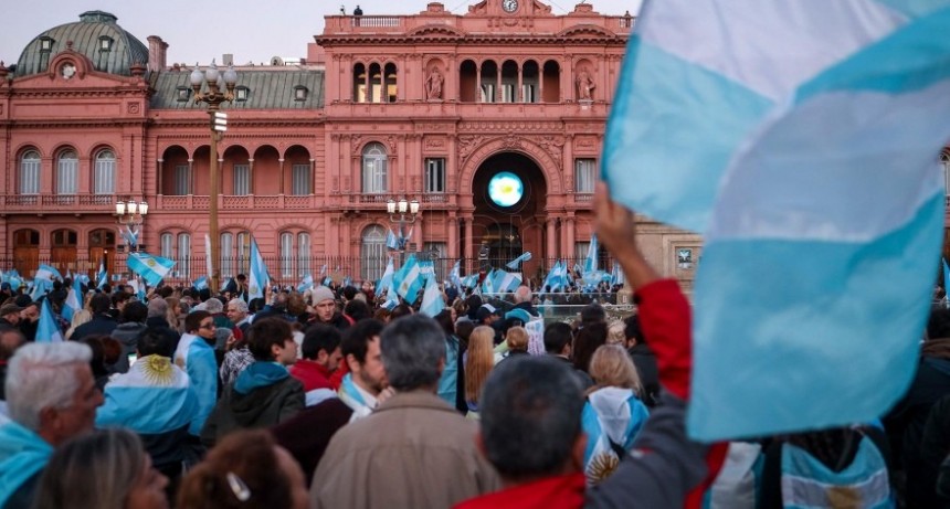 RADIOKTUBRE INFO..- EL FRENTE DE TODOS CONVOCÓ A UNA MARCHA A PLAZA DE MAYO.  -Por Simón Suarez..Ver mas..	