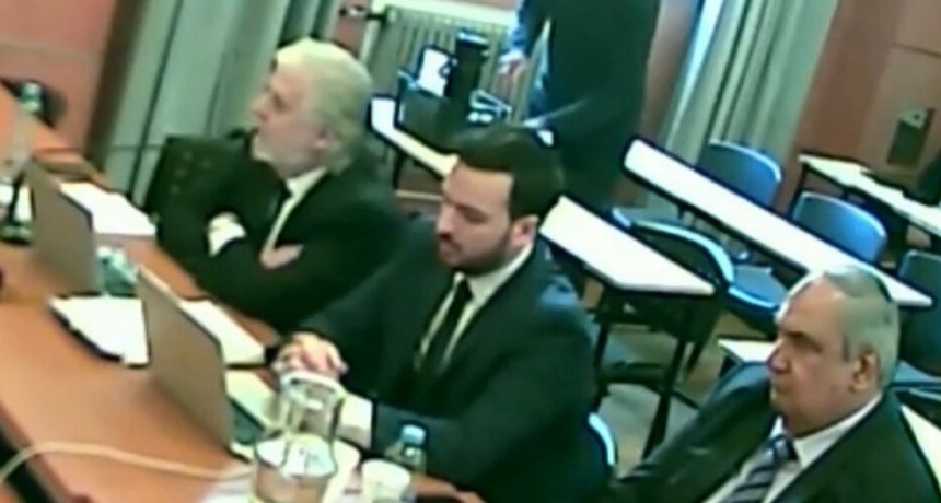 RADIOKTUBRE INFO..- Juicio contra CFK: Un alegato que demolió la acusación de los fiscales Luciani y Mola  -Por Simón Suarez..Ver mas..	