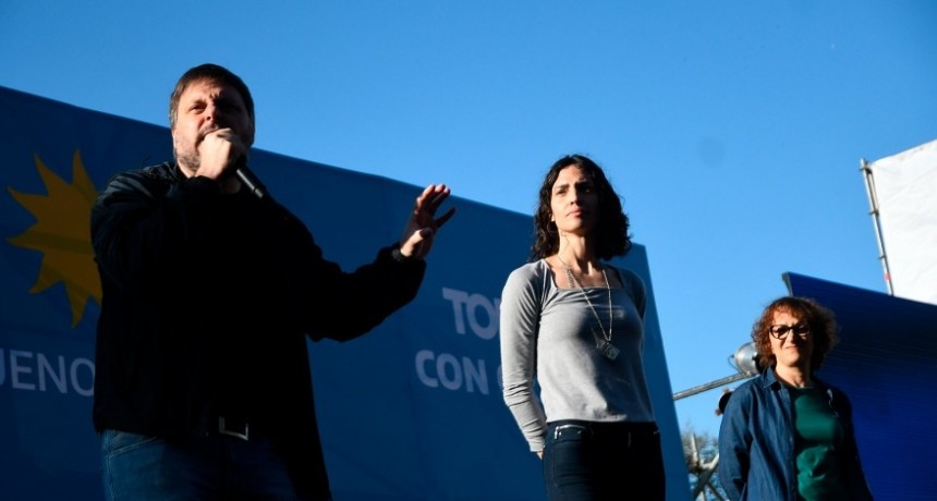 RADIOKTUBRE INFO..- Dirigentes del FdT respaldaron a Cristina con un acto en Parque Lezama  -Por Simón Suarez..Ver mas..	