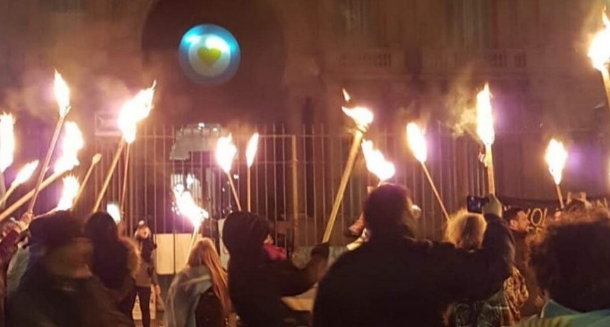 RADIOKTUBRE INFO..-  EL HUEVO DE LA SERPIENTE -Por Simón Suarez..Ver mas..	