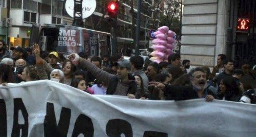 RADIOKTUBRE INFO..-  Atentado a Cristina Kirchner: La Justicia prepara los procesamientos de Sabag Montiel y Brenda Uliarte -Por Simón Suarez..Ver mas..	