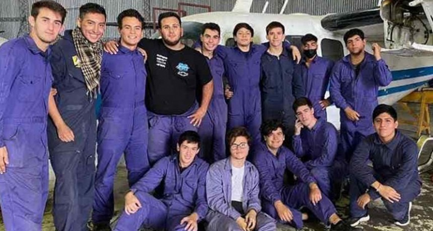 RADIOKTUBRE INFO..-  Alumnos de una escuela técnica reparan un avión que participó en la Guerra de Malvinas -Por Simón Suarez..Ver mas..