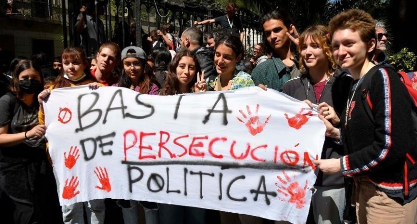 RADIOKTUBRE INFO..- Repudian al gobierno porteño por enviar policías a las casas de los estudiantes  -Por Simón Suarez..Ver mas..	