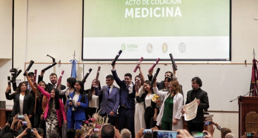 RADIOKTUBRE INFO….   EGRESARON LOS PRIMEROS MÈDICOS DE LA UNIVERSIDAD DE SALTA ….Por Simòn Suàrez