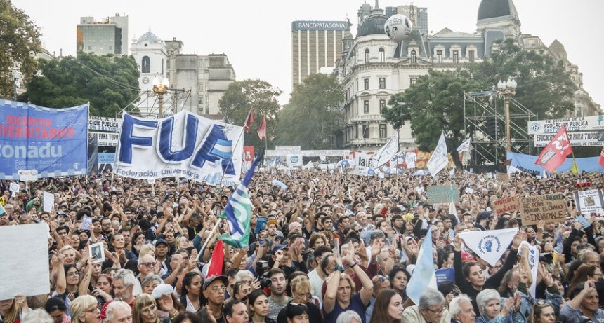 RADIOKTUBRE INFO…LEY DE FINANCIAMIENTOS PARA LAS UNERSIDADES NO PARA LOS RICOS SI …..Por Simon Suarez