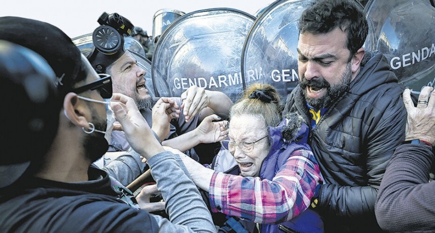 RADIOKTUBRE INFO…¿ES LEGAL PEGARLE A LOS JUBILADOS?…..Por Simon Suarez