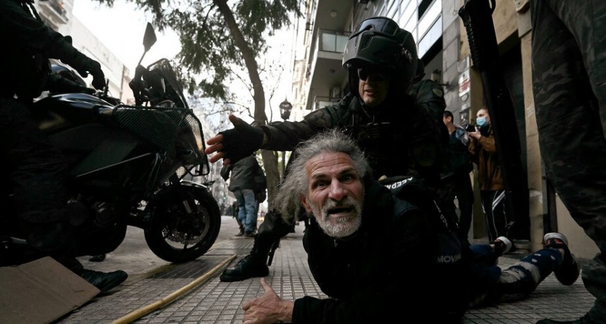 RADIOKTUBRE INFO…CUANTOS COBRAN Y QUIENES  SON  Y GOLPEAN Y GASEAN A JUBILADOS.…..Por Simon Suarez