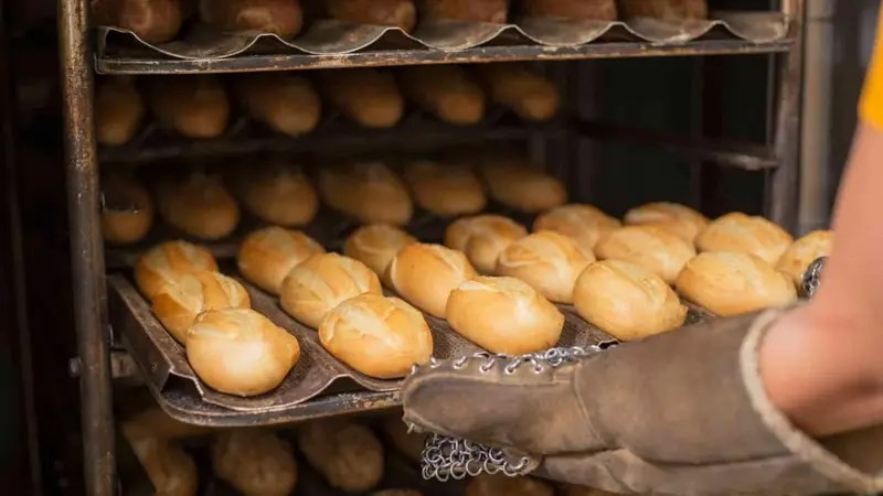- RADIOKTUBRE INFO……..  POR LA CRISIS DE MILEI CIERRAN 14 MIL PANADERÍAS  POR BAJO CONSUMO…… Por Simòn Suarez