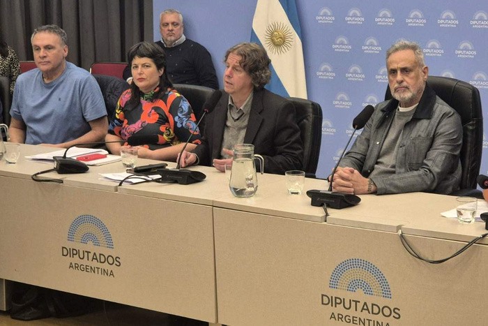 - RADIOKTUBRE INFO……..  REPUDIO EN EL CONGRESOS POR LA CENSURA DEL GOBIERNO …… Por Simòn Suarez