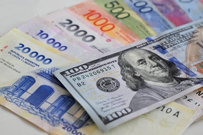 - RADIOKTUBRE INFO……..  EL DOLAR MAYORISTA SE ARRIMA AL TECHO DE LA BANDA  …… Por Simòn Suarez