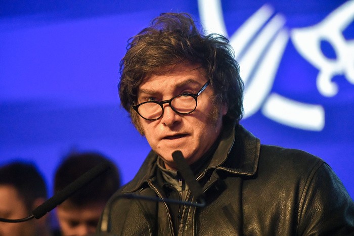 - RADIOKTUBRE INFO……..GOLPEADO MILEI RENIÓ A SU TROPA PARA ORDENAR SU CAMPAÑA    …… Por Simòn Suarez